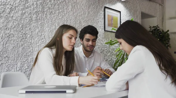 Young creatives brainstorming ideas together at work — Stock Photo, Image