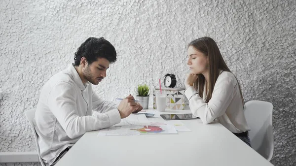 Two business colleagues discussing charts and graphs — Stock Photo, Image