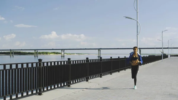 Il jogging della donna afroamericana atlatica. Runner - donna che corre all'aperto ad allenarsi per la maratona — Foto Stock