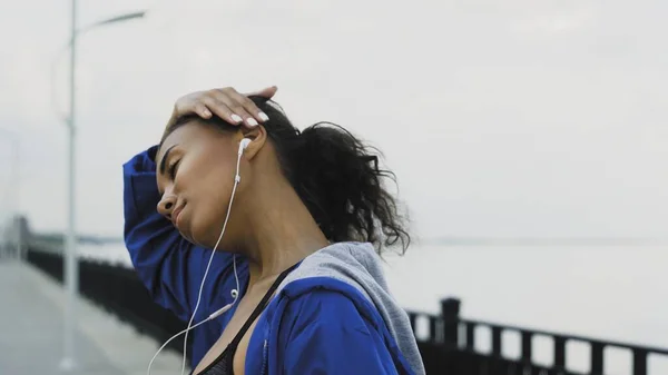 Afro-americano corredor mulher no azul revestimento acabamento correndo — Fotografia de Stock