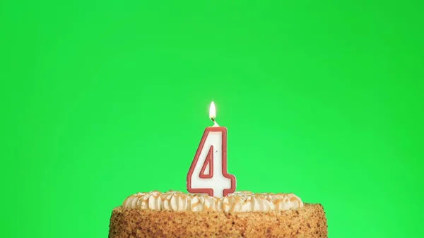 Accendere una candela numero quattro compleanno su una deliziosa torta, schermo verde 4 — Foto Stock