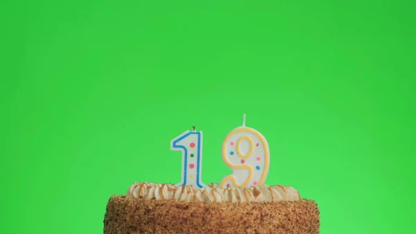 Anzünden einer Geburtstagskerze Nummer vier auf einem leckeren Kuchen, grüne Leinwand 19 — Stockfoto