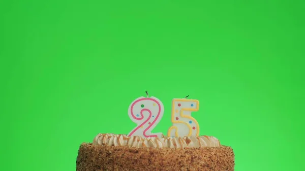 Зажигание свечи дня рождения номер четыре на вкусном торте, зеленый экран 25 — стоковое фото