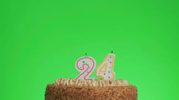 Dört numaralı doğum günü mumunu yakıyorum lezzetli bir kekin üzerinde, yeşil ekran 24 — Stok fotoğraf