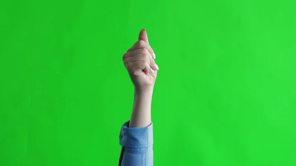 Pouce signe signe geste de la main sur l'écran vert. Simbol d'approbation comme émotion positive. — Photo