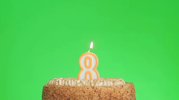 Зажигание свечи дня рождения номер четыре на вкусном торте, зеленый экран 8 — стоковое фото