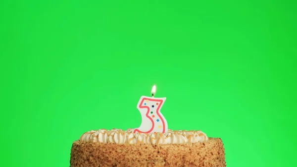 Dört numaralı doğum günü mumunu yakıyorum lezzetli bir kekin üzerinde, yeşil ekran 3 — Stok fotoğraf