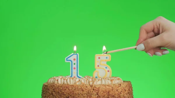 Зажигание свечи дня рождения номер четыре на вкусном торте, зеленый экран 15 — стоковое фото