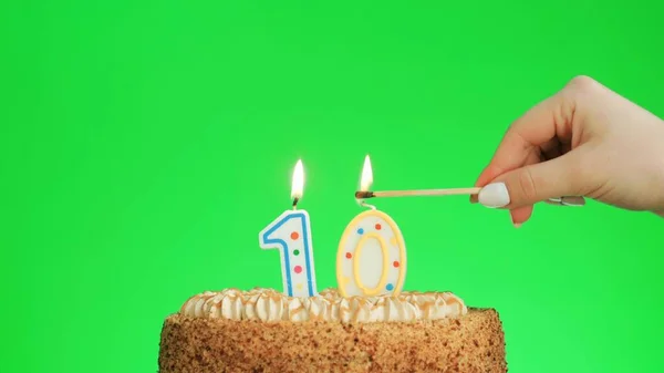 Tända en nummer fyra födelsedagsljus på en läcker kaka, grön skärm 10 — Stockfoto