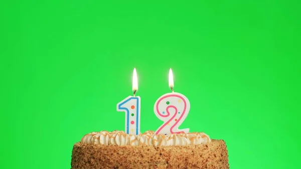 Iluminando uma vela de aniversário número quatro em um delicioso bolo, tela verde 12 — Fotografia de Stock