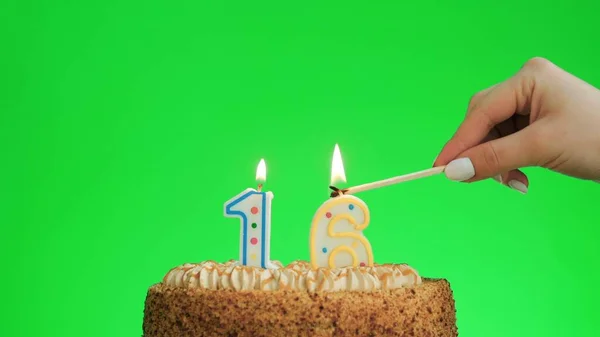 Anzünden einer Geburtstagskerze Nummer vier auf einem leckeren Kuchen, grüne Leinwand 16 — Stockfoto
