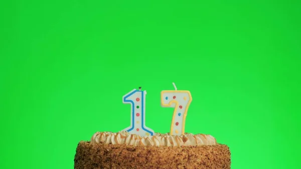 Accendere una candela numero quattro compleanno su una deliziosa torta, schermo verde 17 — Foto Stock