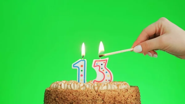 Iluminando uma vela de aniversário número quatro em um delicioso bolo, tela verde 13 — Fotografia de Stock