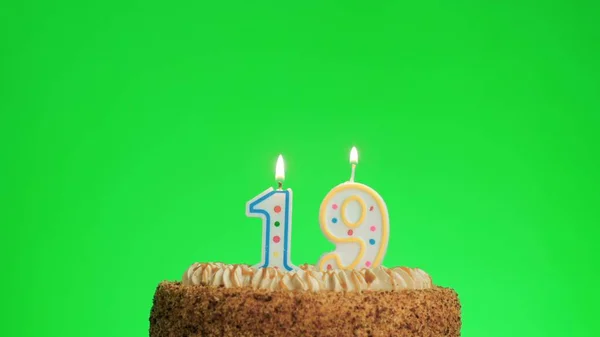 Iluminando uma vela de aniversário número quatro em um delicioso bolo, tela verde 19 — Fotografia de Stock