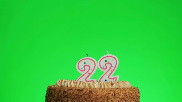 Зажигание свечи дня рождения номер четыре на вкусном торте, зеленый экран 22 — стоковое фото