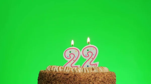 Iluminando uma vela de aniversário número quatro em um delicioso bolo, tela verde 22 — Fotografia de Stock