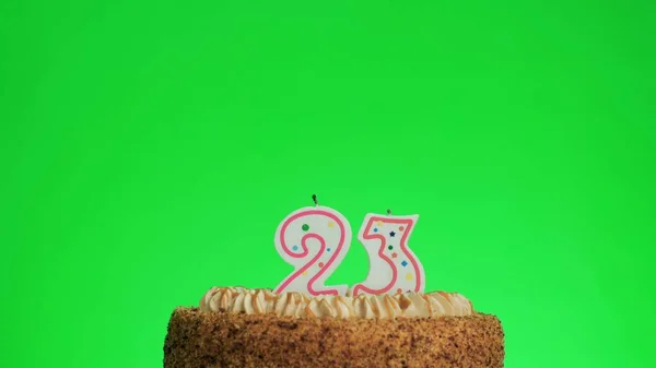 Dört numaralı doğum günü mumunu yakıyorum lezzetli bir kekin üzerinde, yeşil ekran 23 — Stok fotoğraf