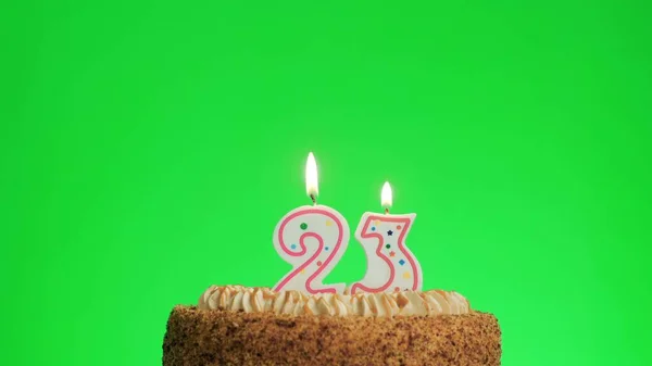 Dört numaralı doğum günü mumunu yakıyorum lezzetli bir kekin üzerinde, yeşil ekran 23 — Stok fotoğraf