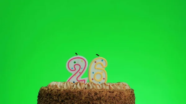 Dört numaralı doğum günü mumunu yakıyorum lezzetli bir pastada, yeşil ekran 26 — Stok fotoğraf
