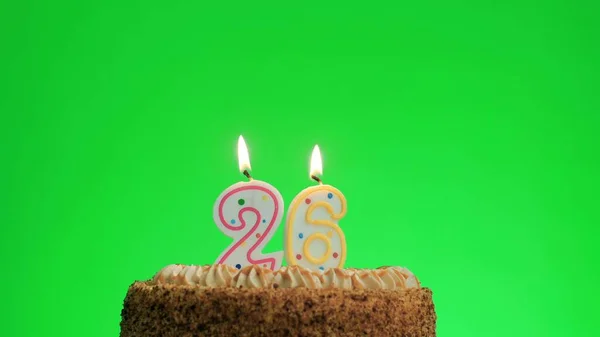 Iluminando uma vela de aniversário número quatro em um delicioso bolo, tela verde 26 — Fotografia de Stock