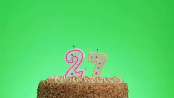Anzünden einer Geburtstagskerze Nummer vier auf einem leckeren Kuchen, grüne Leinwand 27 — Stockfoto
