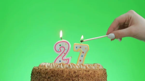 Encendiendo una vela de cumpleaños número cuatro en un delicioso pastel, pantalla verde 27 — Foto de Stock