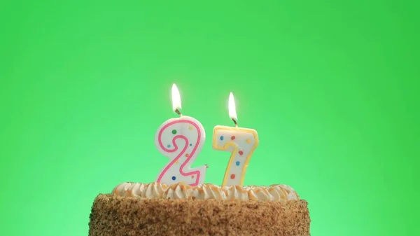 Anzünden einer Geburtstagskerze Nummer vier auf einem leckeren Kuchen, grüne Leinwand 27 — Stockfoto