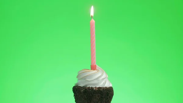 Ανάβοντας ένα μπλε κερί σε ένα νόστιμο cupcake, πράσινη οθόνη — Φωτογραφία Αρχείου