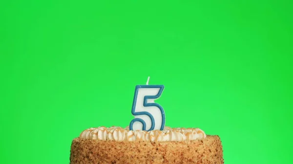 Anzünden einer Geburtstagskerze mit der Zahl vier auf einem leckeren Kuchen, Green Screen 5 — Stockfoto