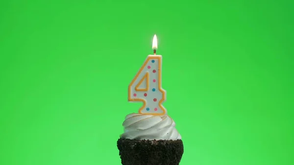 Iluminando uma vela de aniversário número nove em um delicioso bolo de xícara, tela verde 4 — Fotografia de Stock