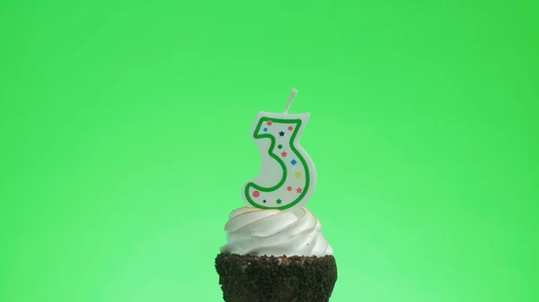 Iluminando uma vela de aniversário número nove em um delicioso bolo de xícara, tela verde 3 — Fotografia de Stock
