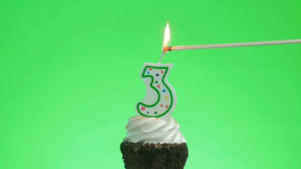 Anzünden einer Geburtstagskerze mit der Zahl neun auf einer leckeren Tasse Kuchen, Green Screen 3 — Stockfoto