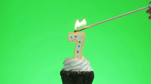 Освітлення дев'ятої свічки на смачний торт на чашці, зелений екран 7 — стокове фото