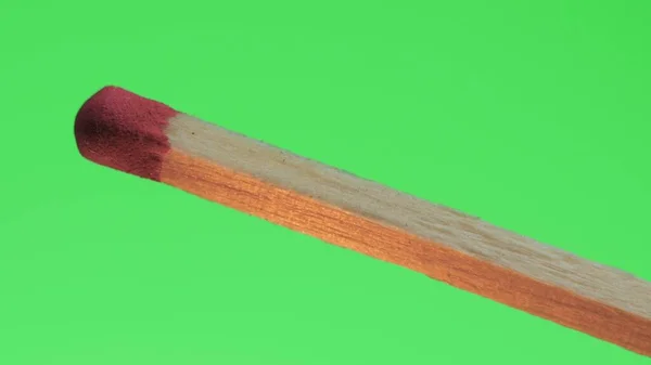 Matchstick Förbränner magiskt i lågor och Ignites i brand grön skärm bakgrund — Stockfoto