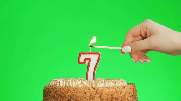 Tända en nummer fyra födelsedagsljus på en läcker kaka, grön skärm 7 — Stockfoto