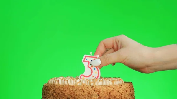 Anzünden einer Geburtstagskerze Nummer vier auf einer leckeren Torte, Green Screen 3 — Stockfoto