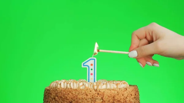 Anzünden einer Geburtstagskerze mit der Zahl vier auf einem leckeren Kuchen, Green Screen 9 — Stockfoto