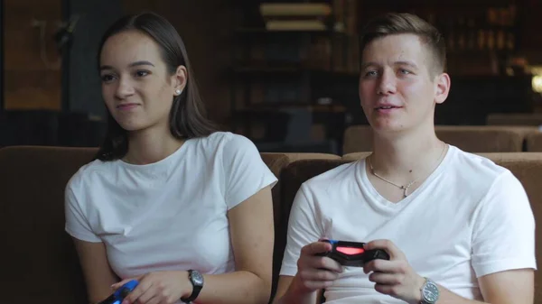 Unga par spelar TV-spel hemma. — Stockfoto