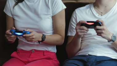 Video oyunu oynayan genç çift
