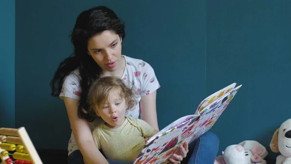 Madre e hija están leyendo el libro — Foto de Stock