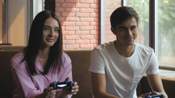 Homem e sua namorada jogando jogo de tv e se divertir . — Fotografia de Stock