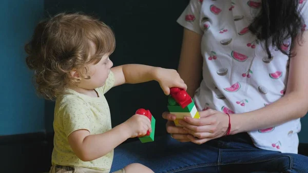 Niña está acostada con ladrillos — Foto de Stock