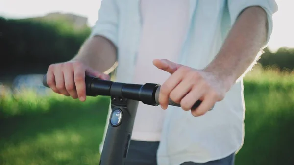 Primo piano delle mani maschili e uno scooter elettrico — Foto Stock