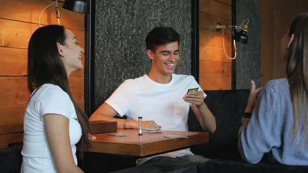 Neşeli insanlar bir masa oyunu oynar.