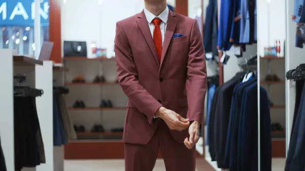 Hombre de negocios con estilo probándose una chaqueta de traje en la tienda —  Fotos de Stock