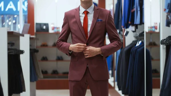 Hombre de negocios con estilo probándose una chaqueta de traje en la tienda —  Fotos de Stock