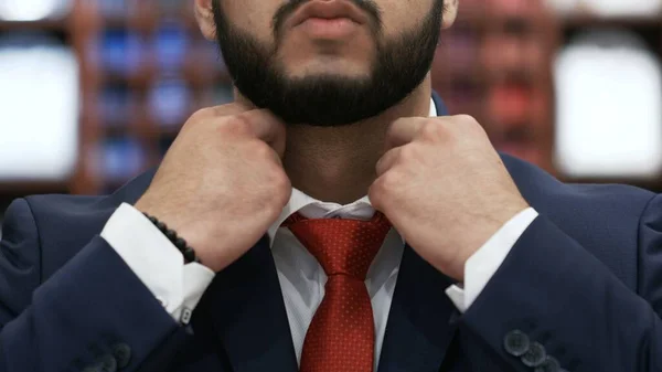 CLose up di uomo d'affari barbuto corretto cravatta rossa — Foto Stock
