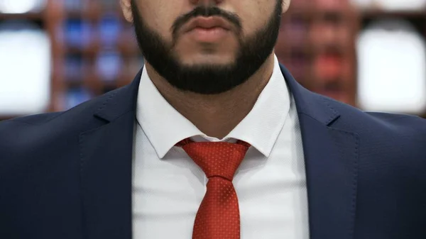 Szakállas üzletember, javított piros nyakkendő. — Stock Fotó