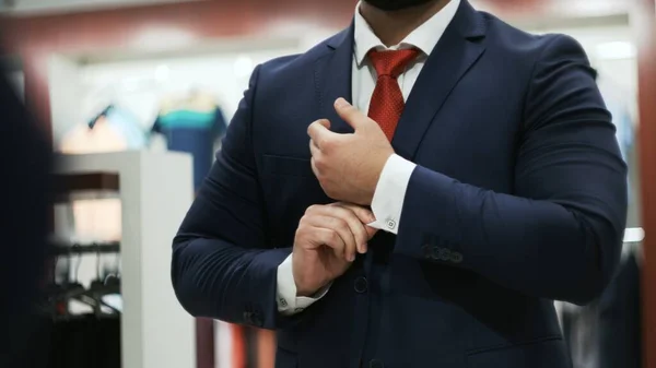 Business man in white shirt buttoning his suit jacket — Stock Photo, Image