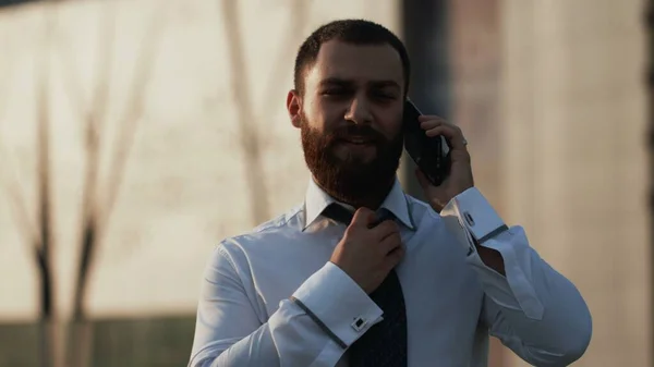Vonzó kaukázusi üzletember okostelefonnal a szabadban — Stock Fotó